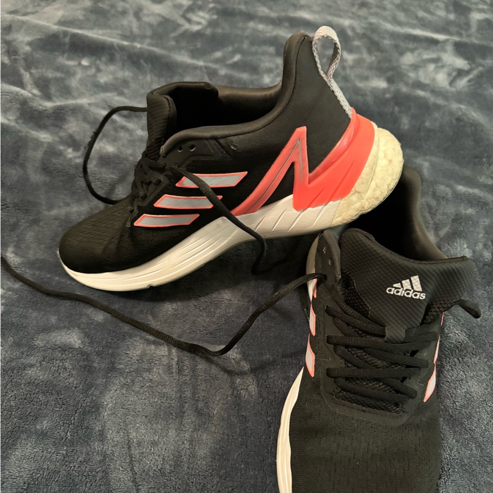 Adidas running shoe. Perfect condition to wear